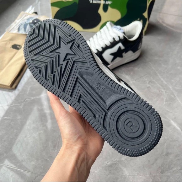 Bape Sneakers And Apparel - Picture 5 of 9